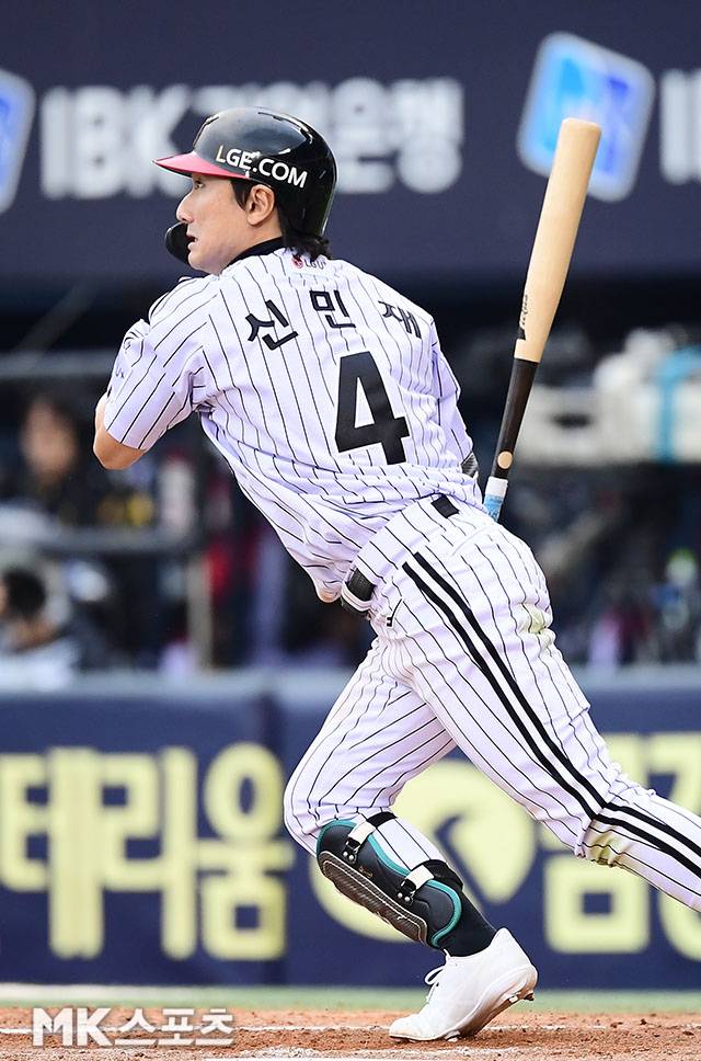 2025년 10월 26일 오후 잠실구장에서 ‘2025 신한 SOL Bank KBO 포스트시즌’ 한화 이글스와 LG 트윈스의 한국시리즈(7전 4선승제) 1차전이 열렸다. 6회말 1사 만루에서 LG 신민재가 2타점 적시타를 치고 있다. 사진=김영구 기자