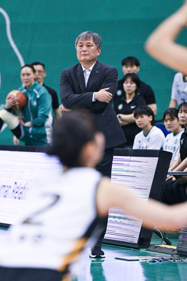 이상범 하나은행 감독은 선수들에게 지금 1위 자리는 아직 자신들의 자리가 아님을 강조했다. 사진 제공= WKBL
