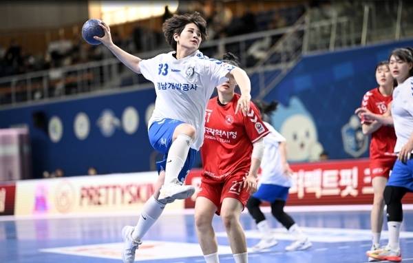 사진 러닝슛을 시도하는 경남개발공사 이연송