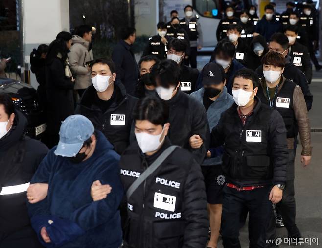 [부산=뉴시스] 하경민 기자 = 캄보디아 범죄단체에 가담한 혐의로 강제송환된 한국인 조직원 일부가 23일 부산 동래구 동래경찰서로 압송되고 있다.    강제송환된 한국인 조직원 73명 중 부산으로 압송된 49명(시하누크빌 조직)은 경찰서 유치장 6곳에 분산 수감돼 조사를 받는다. 2026.01.23. yulnetphoto@newsis.com /사진=하경민