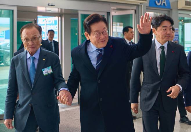 이재명 대통령과 이해찬 민주평화통일자문회의 수석부의장이 2일 경기 고양시 킨텍스에서 열린 제22기 민주평화통일자문회의 출범회의에 참석하고 있다. / 사진=뉴스1