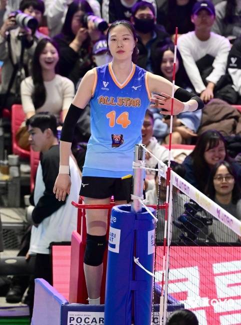 V리그 여자부 현대건설의 양효진이 25일 강원 춘천의 호반체육관에서 열린 진에어 2025∼2026 V리그 올스타전에서 직접 심판대에 올라 판정을 하고 있다. KOVO 제공