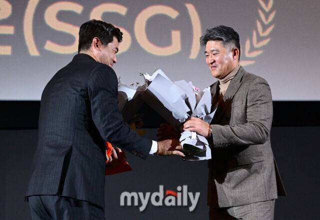 2025년 12월 4일 오후 서울 영등포 타임스퀘어 CGV 영등포 스크린X관에서 ‘제39회 스포츠서울 올해의 상’이 열렸다. SSG 노경은이 이숭용 감독 축하 받으며 올해의 성취상을 수상하고 있다./마이데일리