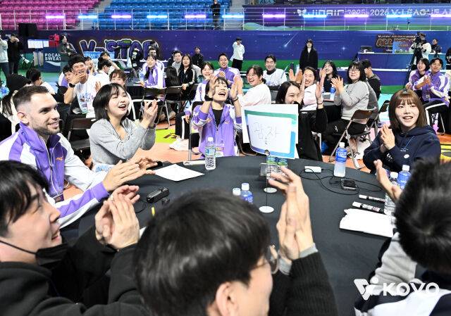 팬들과 즐거운 한때를 보내는 문정원./KOVO