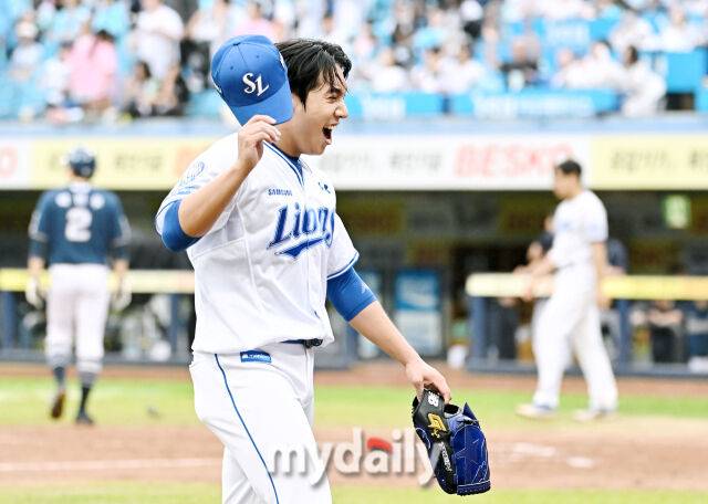 7일 오후 대구광역시 수성구 대구삼성라이온즈파크에서 진행된 '2025 프로야구 KBO리그 포스트시즌' 와일드카드 결정전 1차전 삼성라이온즈와 NC다이노스의 경기. 삼성 원태인이 6회초 2사 1,2루서 이우성을 우익수 뜬공으로 잡은 뒤 포효하고 있다./마이데일리