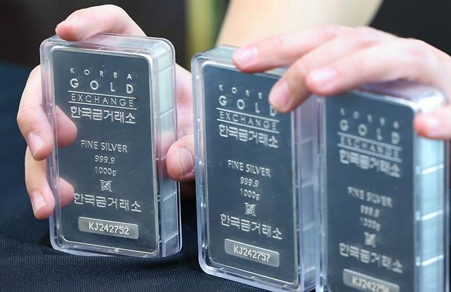 서울 종로구 한국금거래소에서 관계자가 실버바를 선보이고 있다. [뉴시스]