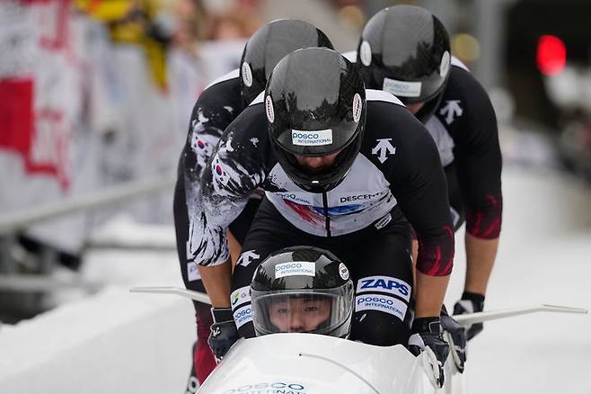 [인스브루크=AP/뉴시스] 김진수 팀(김진수·김선욱·김형근·이건우)가 지난달 30일(현지 시간) 오스트리아 인스브루크에서 열린 2025-26 국제봅슬레이스켈레톤연맹(IBSF) 월드컵 2차 봅슬레이 남자 4인승 경기를 펼치고 있다. 1차 대회에서 동메달을 땄던 김진수 팀은 1, 2차 시기 합계 1분44초29초로 7위를 기록했다. 2025.12.01.