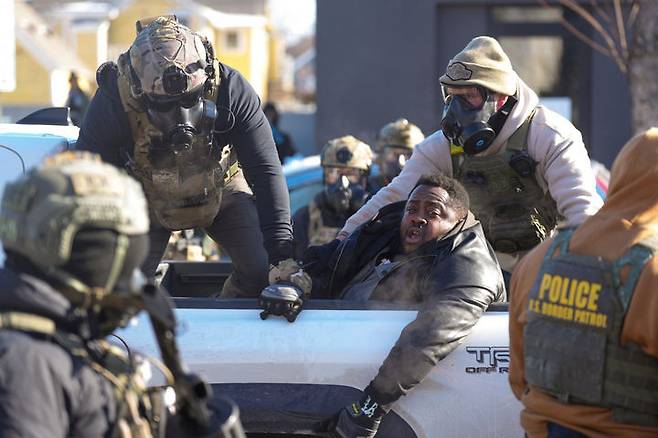 [미니애폴리스=AP/뉴시스] 미네소타 주 미니애폴리스 시내에서 연방 이민단속 요원들이 24일 남성 간호사 1명을 총격 살해한 뒤 다시 시위대 한 명을 체포하고 있다. 2026. 01. 25.