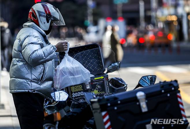 [서울=뉴시스] 정병혁 기자 = 지난 2023년 2월 21일 서울시내에서 배달기사들이 음식배달을 하고 있다. 2023.02.21. jhope@newsis.com
