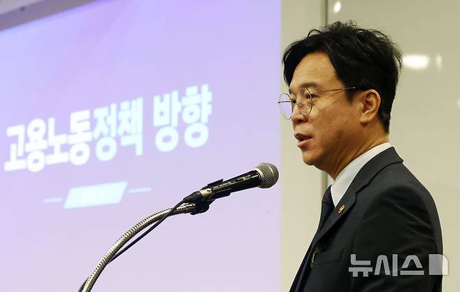 [서울=뉴시스] 홍효식 기자 = 김영훈 고용노동부 장관이 지난해 9월 24일 오전 서울 중구 대한상공회의소에서 열린 대한상공회의소 고용노동위원회·경영협의회에서 인사말을 하고 있다. 2025.09.24. yesphoto@newsis.com