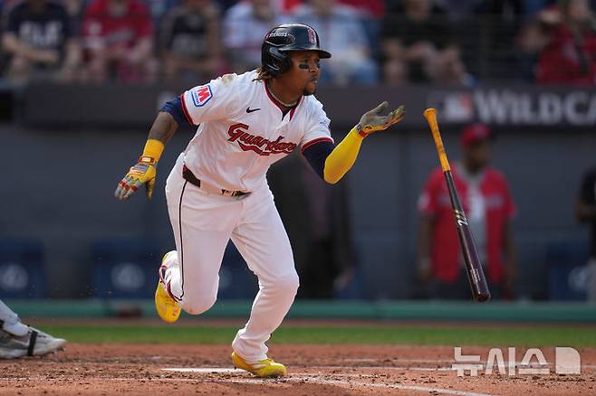 [클리블랜드=AP/뉴시스] 메이저리그 클리블랜드 가디언스의 호세 라미레스가 3일(한국 시간) 미국 오하이오주 클리블랜드 프로그레시브 필드에서 열린 디트로이트 타이거스와의 2025 MLB 아메리칸리그 와일드카드 시리즈 3차전 4회 적시타를 치고 있다. 2025.10.03.