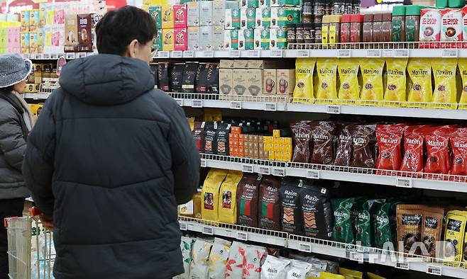[서울=뉴시스] 조성우 기자 = 사진은 지난 19일 오후 서울 시내의 한 대형마트에서 고객이 커피를 살펴보고 있는 모습. 2026.01.19. xconfind@newsis.com