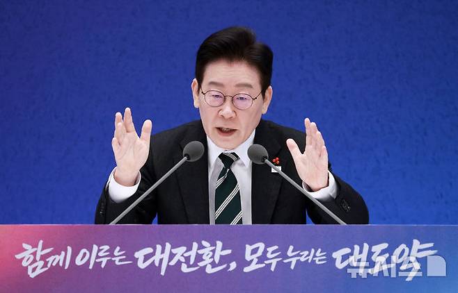 [서울=뉴시스] 고범준 기자 = 이재명 대통령이 지난 21일 청와대 영빈관에서 열린 2026년 신년 기자회견에서 발언하고 있다. 2026.01.21. bjko@newsis.com