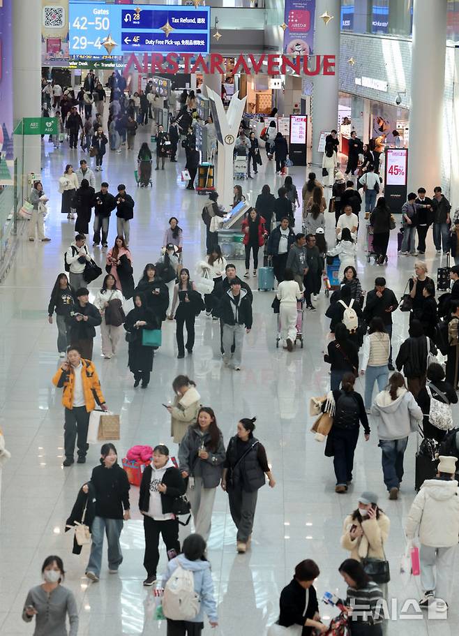 [인천공항=뉴시스] 이영환 기자 = 25일 오후 인천국제공항 제1여객터미널에서 면세구역에서 여행객들이 이동하고 있다.인천국제공항공사는 중국, 일본 노선 항공수요 증가세에 힘입어 2025년 여객실적 7407만 1475명, 운항실적 42만 5760회를 기록해 지난 2001년 개항이후 역대 최다 항공운송실적을 달성했다고 이날 밝혔다. 2026.01.25. 20hwan@newsis.com