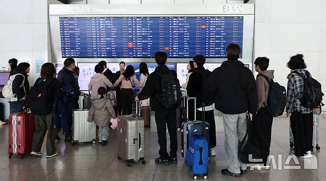 [인천공항=뉴시스] 이영환 기자 = 25일 오후 인천국제공항 제1여객터미널에서 여행객들이 출발편 안내를 살펴보고 있다.인천국제공항공사는 중국, 일본 노선 항공수요 증가세에 힘입어 2025년 여객실적 7407만 1475명, 운항실적 42만 5760회를 기록해 지난 2001년 개항이후 역대 최다 항공운송실적을 달성했다고 이날 밝혔다. 2026.01.25. 20hwan@newsis.com