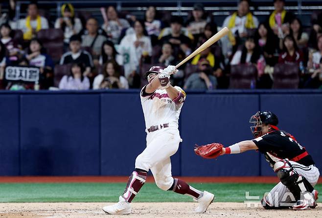 [서울=뉴시스] 김진아 기자 = 9일 서울 구로구 고척스카이돔에서 열린 2025 KBO리그 LG 트윈스와 키움 히어로즈의 경기, 4회말 1사 1,3루 키움 임지열이 역전 3점 홈런을 치고 있다. 2025.09.09. bluesoda@newsis.com