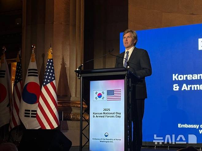 [워싱턴=뉴시스]이윤희 특파원 = 엘브리지 콜비 국방부 정책 담당 차관이 14일(현지 시간) 미국 워싱턴DC의 앤드루 W. 멜론 오디토리움에서 주미대사관이 개최한 국경절 행사에서 축사하고 있다. 2025.11.15.