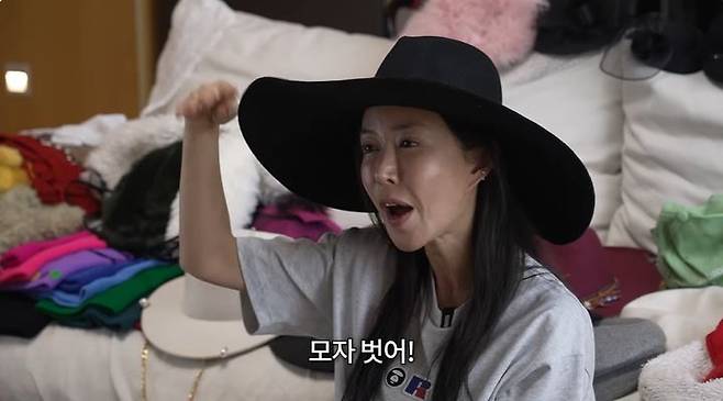 [서울=뉴시스] 그룹 S.E.S 출신 슈가 24일 유튜브를 통해 과거 무례한 언행으로 미국 입국 심사를 통과하지 못한 연예인을 폭로했다. (사진=유튜브 채널 '인간 That's 슈' 화면 캡처) 2026.01.25. photo@newsis.com *재판매 및 DB 금지