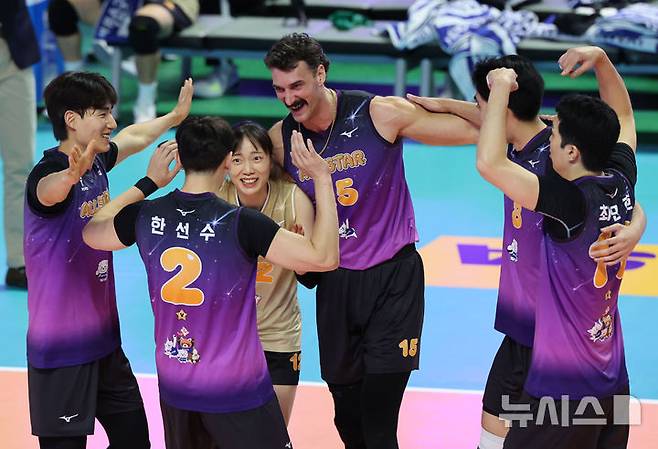 [춘천=뉴시스] 권창회 기자 = 25일 강원 춘천시 호반체육관에서 열린 진에어 2025~2026 V-리그 올스타전에서 V-스타 선수들이 득점에 성공한 뒤 기뻐하고 있다. 2026.01.25. kch0523@newsis.com