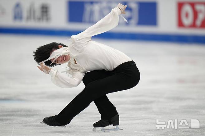 [베이징=AP/뉴시스] 피겨스케이팅 국가대표 차준환(왼쪽)이 25일 중국 베이징 국가체육관에서 열린 2026 국제빙상경기연맹(ISU) 4대륙선수권대회에서 남자 싱글 프리스케이팅 연기를 펼치고 있다. 2026.01.25.