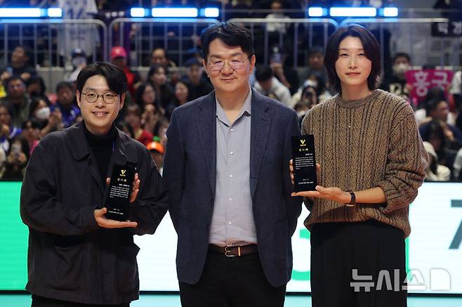 [춘천=뉴시스] 권창회 기자 = 25일 강원 춘천시 호반체육관에서 열린 진에어 2025~2026 V-리그 올스타전에서 김연경과 권락희 PD가 감사패를 받고 조원태 한국배구연맹 총재와 기념촬영 하고 있다. 2026.01.25. kch0523@newsis.com