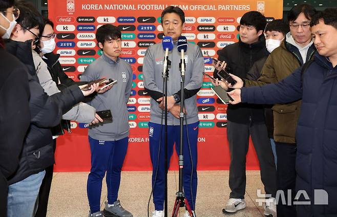 [인천공항=뉴시스] 이영환 기자 = 이민성 한국 23세 이하(U-23) 대표팀 감독이 25일 인천국제공항 제1여객터미널을 통해 귀국해 취재진의 질문에 답하고 있다.이민성 감독이 지휘한 한국 U-23 대표팀은 지난 24일(한국 시간) 사우디아라비아 제다의 킹 압둘라 스포츠시티 홀 스타디움에서 치러진 대회 3·4위전에서 베트남과 전·후반 90분을 2-2로 비긴 뒤 연장전을 거쳐 승부차기에서 6-7로 져 아시안컵을 4위로 마쳤다. 2026.01.25. 20hwan@newsis.com