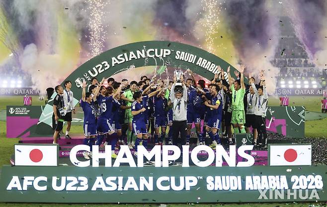 [제다=신화/뉴시스] 일본 U23 축구대표팀이 24일(현지 시간) 사우디아라비아 제다의 프린스 압둘라 알 파이살 스포츠시티에서 열린 2026 아시아축구연맹(AFC) 23세 이하(U23) 아시안컵 정상에 올라 트로피를 들고 환호하고 있다. 일본은 결승전에서 중국을 4-0으로 완파하고 2연패를 달성했다. 2026.01.25.