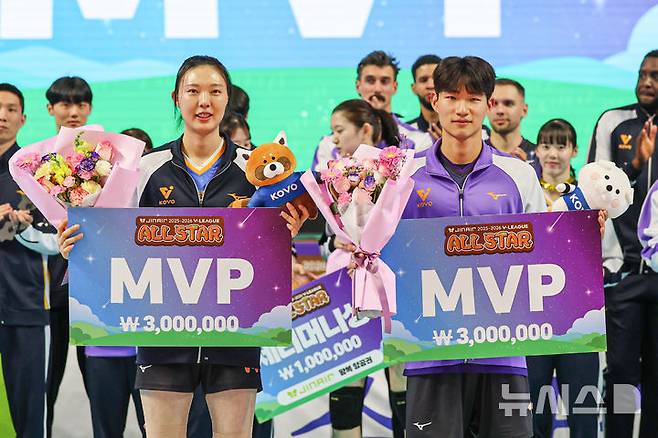 [춘천=뉴시스] 권창회 기자 = 25일 강원 춘천시 호반체육관에서 열린 진에어 2025~2026 V-리그 올스타전에서 MVP를 받은 양효진과 김우진이 기념촬영을 하고 있다. 2026.01.25. kch0523@newsis.com