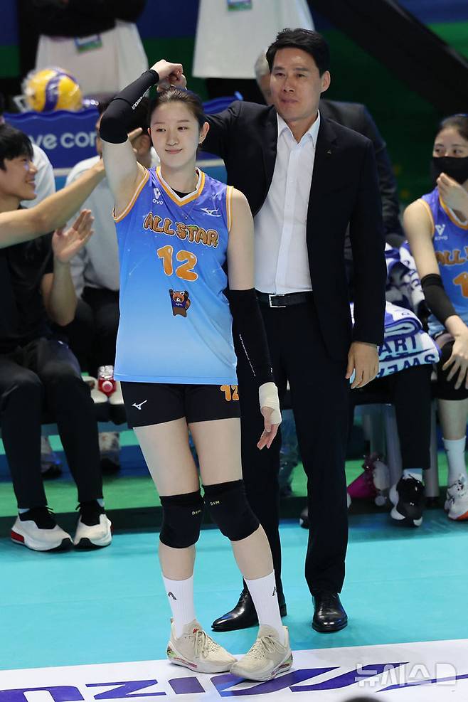 [춘천=뉴시스] 권창회 기자 = 25일 강원 춘천시 호반체육관에서 열린 진에어 2025~2026 V-리그 올스타전에서 강성형 K-스타 감독과 이다현이 춤을 추고 있다. 2026.01.25. kch0523@newsis.com