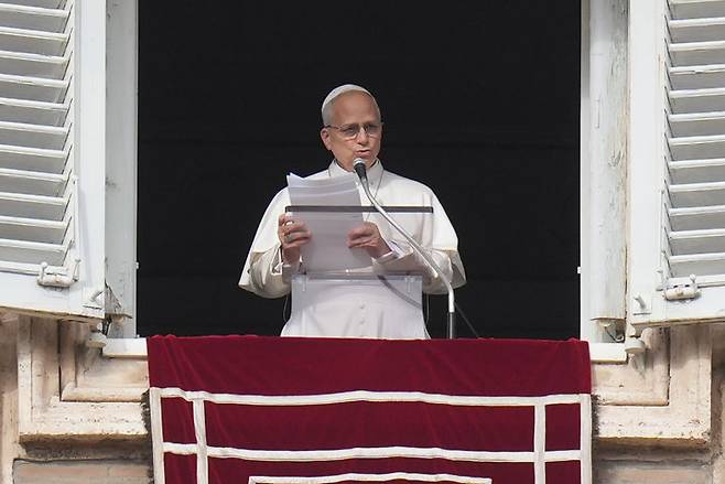 [바티칸=AP/뉴시스] 레오 14세 교황이 4일(현지 시간) 바티칸 성 베드로 광장이 내려다 보이는 발코니에서 주일 삼종기도를 하고 있다. 교황은 미국의 니콜라스 마두로 베네수엘라 대통령 축출·구금 사태에 "깊은 우려"를 표명하고, 베네수엘라의 주권을 보호해야 한다고 촉구했다. 2026.01.04.
