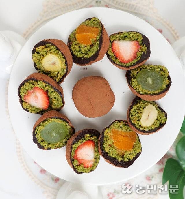 마시멜로 대신 쫀득한 찹쌀떡, 카다이프 대신 바삭바삭한 고구마칩, 피스타치오 대신 고소한 잣과 녹차 스프레드로 만든 두바이쫀득쿠키. 딸기와 귤 등 제철 우리농산물로 청량한 식감을 더했다. 사진=김원철 프리랜서 기자