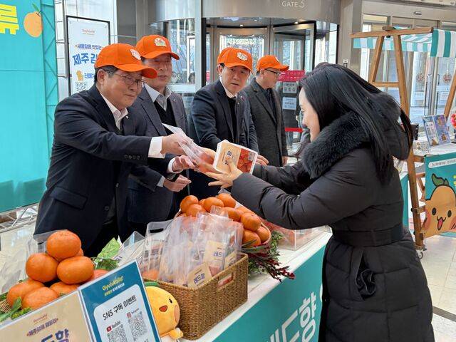 백성익 회장(맨 왼쪽)을 비롯한 제주감귤연합회 소속 조합장들이 22일 서울 영등포 타임스퀘어에서 열린 제주산 만감류 홍보 행사에서 소비자에게 레드향을 소개하고 있다.
