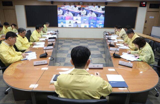 25일 김종구 농림축산식품부 차관 주재로 열린 아프리카돼지열병(ASF) 중앙사고수습본부에서 관계부처, 지방정부, 유관기관이 ASF 발생 상황과 방역대책을 점검하고 있다. 농림축산식품부