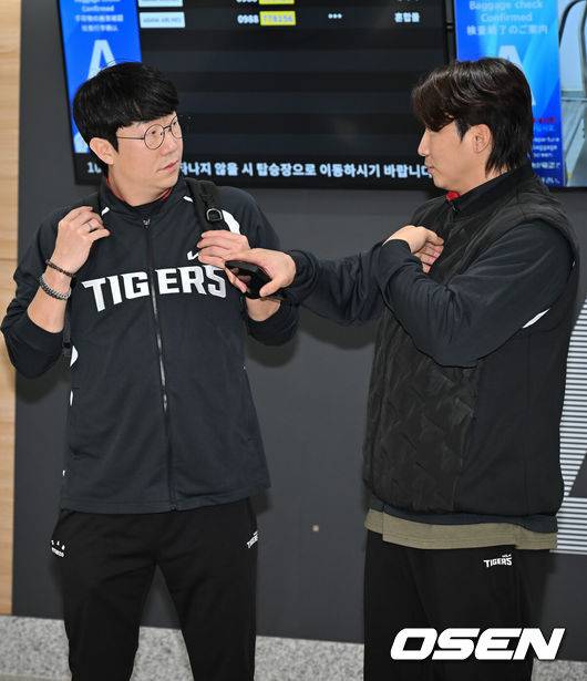 [OSEN=김포공항, 민경훈 기자] 2026시즌 스프링캠프 나서는 KIA 코칭스태프와 외국인 선수들이 23일 김포국제공항을 통해 일본 아마미오시마로 출국했다.지난해 미국 캘리포니아 어바인에서 훈련했던 KIA는 일본 가고시마현의 외딴섬인 아마미오시마로 1차 훈련지로 정했다. KIA 양현종과 나성범이 얘기를 나누고 있다. 2026.01.23 / rumi@osen.co.kr