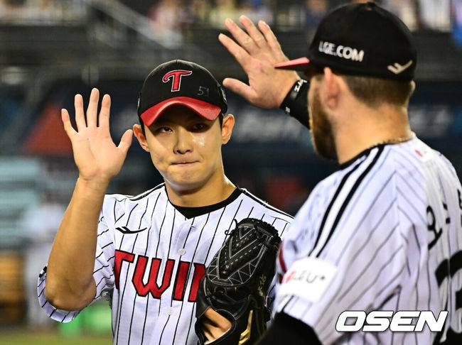 [OSEN=잠실, 지형준 기자] 30일 서울 잠실구장에서 ‘2025 신한 SOL Bank KBO리그’ LG 트윈스와 두산 베어스의 시즌 16차전이 열렸다.LG는 정규시즌 우승 매직넘버가 ‘1’이다. 승리를 한다면, 우승을 결정짓게 된다. 9위가 확정된 두산은 시즌 최종전이다. LG는 송승기, 두산은 콜어빈이 선발로 나섰다.6회초 수비를 마치고 LG 김영우가 오스틴과 하이파이브를 하고 있다. 2025.09.30 /jpnews@osen.co.kr