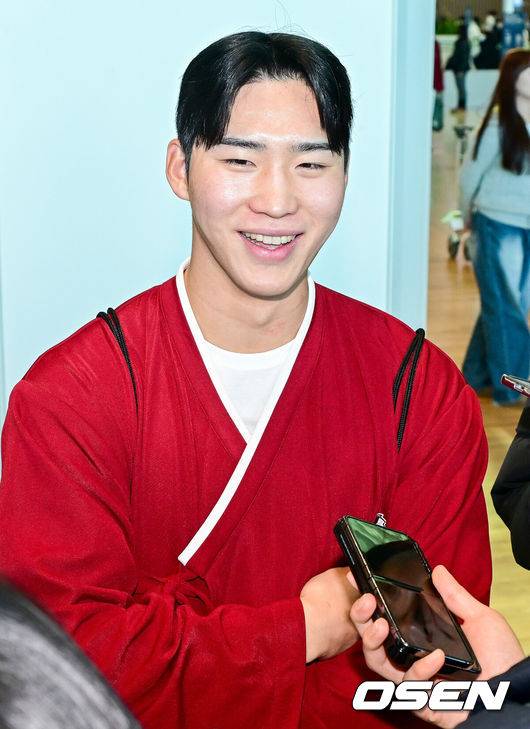 [OSEN=인천공항, 최규한 기자] 프로야구 키움 히어로즈가 2026 시즌을 준비하기 위해 22일 오전 대만 가오슝으로 출국했다.키움은 22일부터 3월 7일까지 총 45일간 대만 가오슝에서 2026시즌을 위한 스프링캠프에 돌입한다. 이번 캠프에는 설종진 감독을 포함한 코칭스태프 12명과 선수 48명 등 총 60명이 참가한다.키움 이주형이 출국을 앞두고 취재진과 질의응답 시간을 갖고 있다. 2026.01.22 / dreamer@osen.co.kr