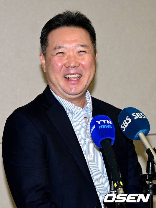 [OSEN=인천공항, 최규한 기자] 프로야구 삼성 라이온즈가 2026 시즌을 준비하기 위해 23일 오후 인천공항을 통해 괌으로 출국했다.삼성은 지난해에 이어 괌에서 1차 스프링캠프를 치른 뒤 일본 오키나와로 건너가 2차 캠프를 진행할 계획이다.삼성 박진만 감독이 취재진과 인터뷰를 준비하며 미소짓고 있다. 2026.01.23 / dreamer@osen.co.kr