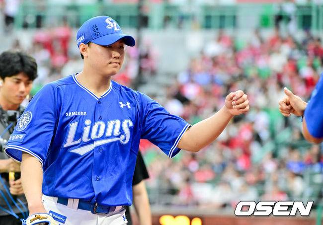 [OSEN=인천, 박준형 기자] 11일 인천 SSG랜더스필드에서 ‘2025 신한 SOL뱅크 KBO리그’ 준플레이오프(5전 3선승제) 2차전 SSG 랜더스와 삼성 라이온즈의 경기가 열렸다.SSG는 김건우, 삼성은 헤르손 가라비토를 선발 투수로 내세웠다.8회말 2타자 연속 3구삼진으로 잡으며 이닝을 종료한 삼성 배찬승이 동료들의 축하를 받으며 마운드를 내려가고 있다.  2025.10.11 / soul1014@osen.co.kr