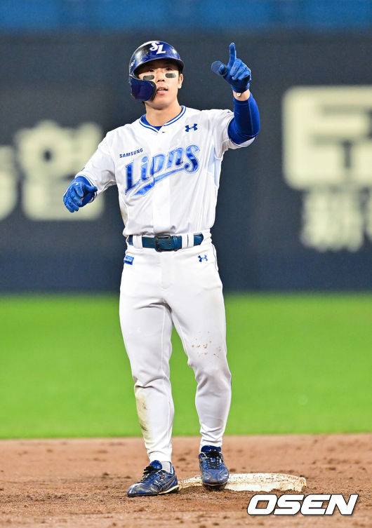 [OSEN=대구, 박준형 기자] 13일 대구 삼성라이온즈파크에서 ‘2025 신한 SOL뱅크 KBO리그’ 준플레이오프(5전 3선승제) 3차전 삼성 라이온즈와 SSG 랜더스의 경기가 열렸다삼성은 원태인, 방문팀 SSG은 드류 앤더슨을 선발로 내세웠다.5회말 1사 2루 삼성 김성윤이 1타점 적시 2루타를 날리고 세리머니를 하고 있다.  2025.10.13 / soul1014@osen.co.kr