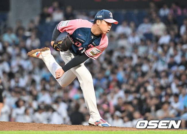 [OSEN=창원, 이석우 기자] 7일 창원NC파크에서 2025 신한 SOL 뱅크 KBO 리그 NC 다이노스와 KIA 타이거즈의 경기가 열렸다. 홈팀 NC는 구창모가, 방문팀 KIA는 양현종이 선발 출전했다. NC 다이노스 선발투수 구창모가 역투하고 있다. 2025.09.07 / foto0307@osen.co.kr