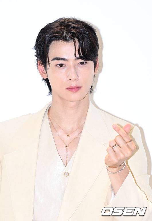 [OSEN=이대선 기자] 5일 오전 서울 신세계백화점 강남점에서 프랑스 럭셔리 주얼리 브랜드의 팝업 스토어 오픈 행사가 진행됐다.가수겸 배우 차은우가 포토타임을 가지고 있다. 2023.08.05 /sunday@osen.co.kr