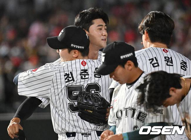 [OSEN=부산, 이석우 기자] 26일 부산 사직야구장에서 2025 신한 SOL 뱅크 KBO 리그 롯데 자이언츠와 KIA 타이거즈의 경기가 열렸다. 홈팀 롯데는 이민석이, 방문팀 KIA는 이의리가 선발 출전했다.롯데 자이언츠 윤성빈이 KIA 타이거즈에 9-4로 승리한 후 최준용, 김원중과 기쁨을 나누고 있다. 2025.07.26 / foto0307@osen.co.kr