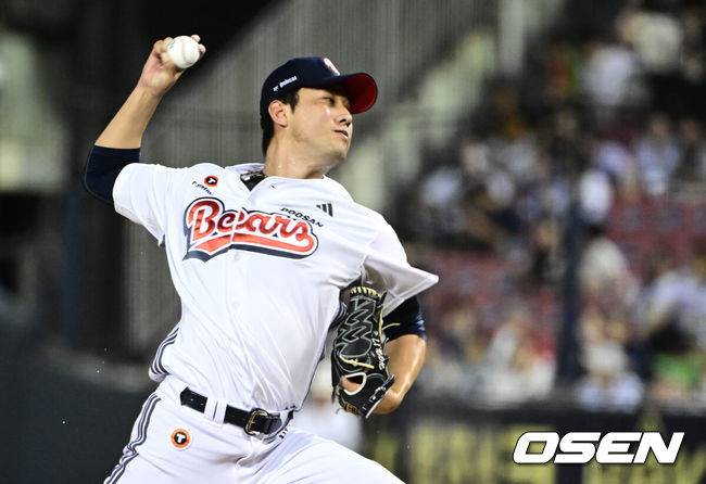 [OSEN=잠실, 조은정 기자]27일 오후 서울 잠실구장에서 ‘2025 신한 SOL Bank KBO리그’ 두산 베어스와 삼성 라이온즈의 경기가 열렸다.두산은 윤태호, 삼성은 가라비토를 선발로 내세웠다.7회초 두산 홍건희가 역투하고 있다. 2025.08.27 /cej@osen.co.kr