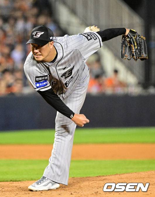 [OSEN=잠실, 지형준 기자] 13일 오후 서울 잠실야구장에서 2024 신한 SOL Bank KBO리그 두산 베어스와 한화 이글스의 경기가 열렸다.이날 두산은 최원준, 한화는 산체스를 선발로 내세웠다.7회말 한화 장민재가 역투하고 있다. 2024.06.13 / jpnews@osen.co.kr