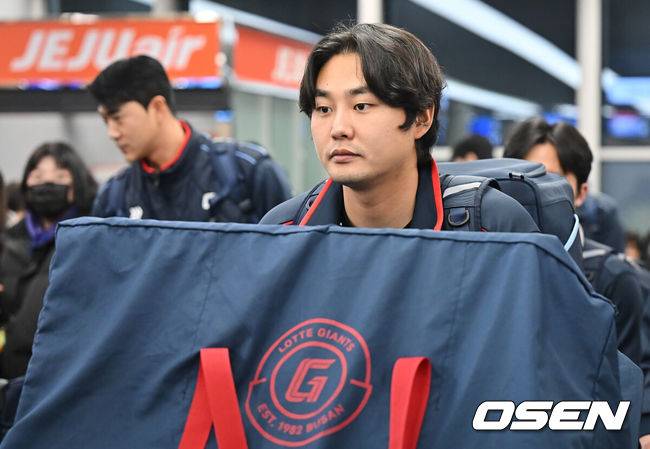 [OSEN=부산, 이석우 기자] 롯데 자이언츠 선수단이 25일 김해공항을 통해 전지훈련지인 대만 타이난으로 출국했다.김태형 감독 등&nbsp;코치진과 투수&nbsp;20명,&nbsp;포수&nbsp;5명,&nbsp;내야수&nbsp;9명,&nbsp;외야수&nbsp;7명 등 총&nbsp;41명의 선수단이 1월 20일까지 1차 캠프에서 체력 강화와 기술 훈련을 치른 뒤 21일부터 3월 5일까지 일본 미야자키로 옮겨 2차 캠프에서 구춘리그에 참가해 실전 감각을 점검한다. 롯데 자이언츠 정철원이 출국하고 있다. 2026.01.25 / foto0307@osen.co.kr