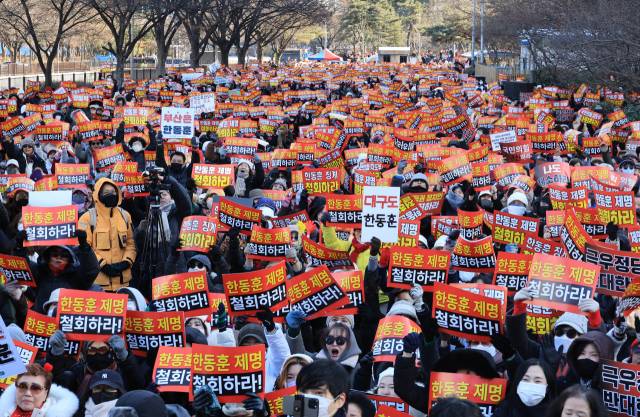 ▲24일 서울 여의도에서 열린 한동훈 전 국민의힘 대표 지지자 집회에서 참석자들이 피켓을 들고 구호를 외치고 있다. ⓒ연합뉴스