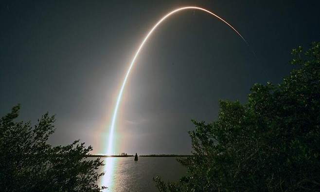 미국 플로리다주 브레버드에 위치한 케네디우주센터에서 지난해 4월 28일(현지시간) 스타링크 위성이 스페이스X의 팰컨9 로켓에 실려 발사되고 있다. UPI연합뉴스