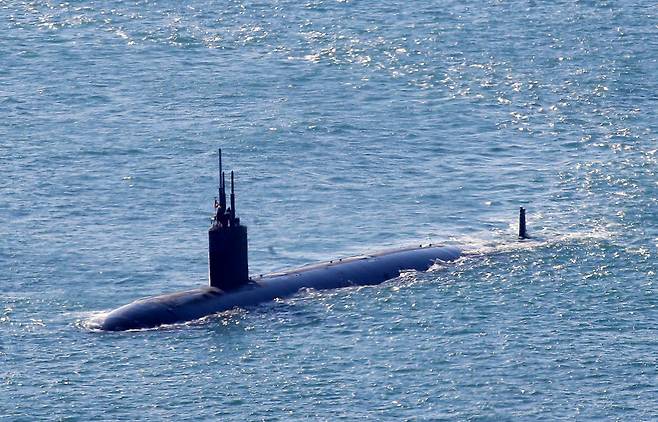 미&nbsp;해군 로스앤젤레스급 핵추진잠수함이 부산 남구 해군작전사령부 부산작전기지에 입항하고 있다. 세계일보 자료사진