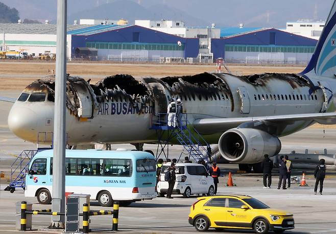 2025년 1월&nbsp;부산 김해국제공항에서 에어부산 항공기에 불이 붙은 모습. 당국에 따르면&nbsp;기내 선반에 보관된 휴대용 보조배터리가 폭발해 불이 난 것으로 조사됐다. 연합뉴스