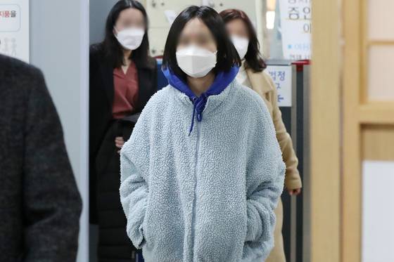 숙명여고 교무부장인 아버지에게서 정답을 받아 시험을 치른 혐의로 재판에 넘겨진 쌍둥이 자매 중 한 명이 2022년 1월21일 서울 서초구 서울중앙지방법원에서 열린 항소심 선고공판을 마친 뒤 법원을 나서고 있다. 뉴스1